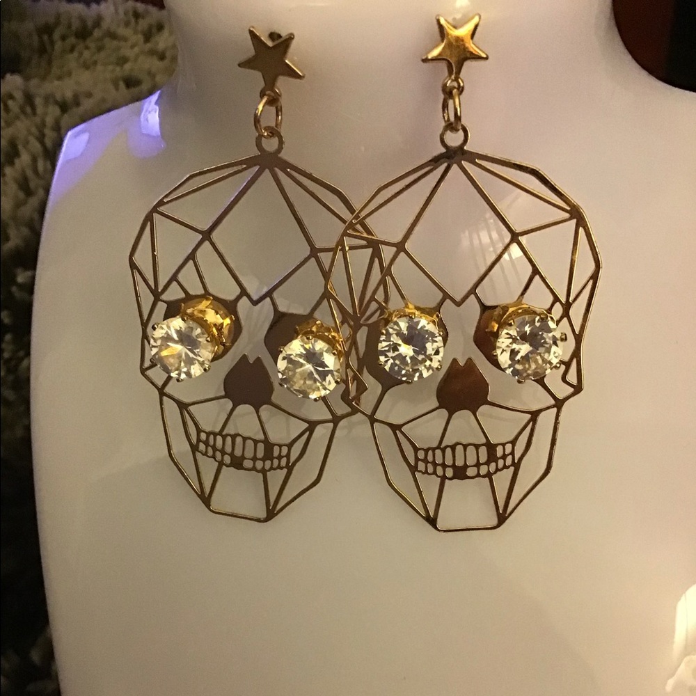Beautiful Skull 💀 Earrings Rhinestone set eyes🔴